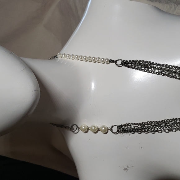 Silver Tone and Pearl Necklace (20) - Picture 2 of 3